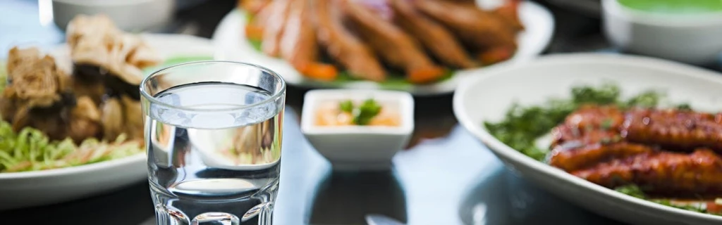 Does-Drinking-Water-With-Your-Meals-Cause-Bloating (2)opt.jpg